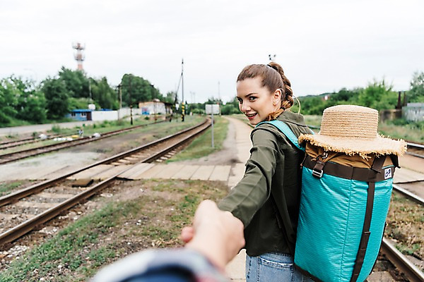 포토 JPG 주간 서양인 나무 커플 응시 여자 남자 배낭 미소 사람 상반신 20대 성인 야외 두명 뒷모습 걷기 손잡기 맑음 다정 기찻길 뒤돌아보기 배낭여행 프라하 챙모자 성인만 루지네역 국내포토 자연요소 외국인 식물 모자_잡화 시선 뷰포인트 여행 컨셉 가방 관계 모션 날씨 표정 청년 역 체코 파일형식