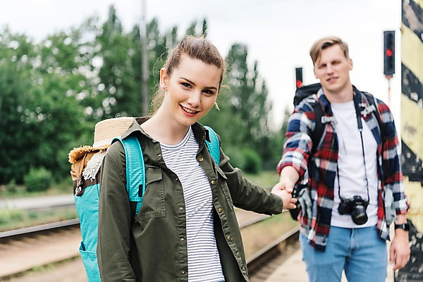 포토 JPG 주간 서양인 나무 커플 응시 여자 남자 여행 배낭 미소 사람 상반신 20대 성인 야외 두명 앞모습 아웃포커스 걷기 카메라 손잡기 맑음 다정 기찻길 신호등 배낭여행 전봇대 프라하 성인만 루지네역 국내포토 자연요소 외국인 식물 시선 공공시설 뷰포인트 컨셉 가방 관계 모션 날씨 촬영기법 표정 청년 전자제품 역 체코 파일형식