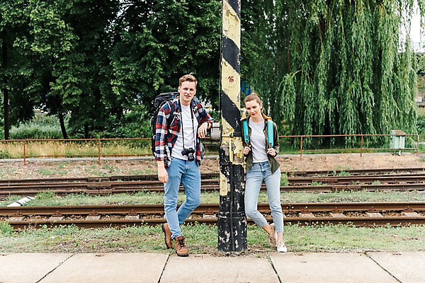 포토 JPG 주간 전신 서양인 나무 커플 응시 여자 남자 배낭 서기 미소 사람 20대 성인 야외 두명 앞모습 카메라 맑음 기댐 기찻길 기다림 배낭여행 전봇대 프라하 성인만 루지네역 국내포토 자연요소 외국인 식물 시선 공공시설 뷰포인트 여행 가방 관계 모션 날씨 표정 청년 전자제품 역 체코 파일형식