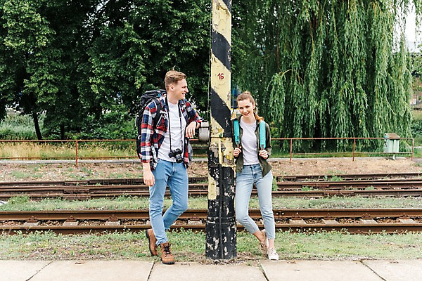 포토 JPG 주간 전신 서양인 나무 커플 응시 여자 남자 배낭 서기 미소 사람 20대 성인 야외 두명 앞모습 카메라 맑음 기댐 기찻길 기다림 배낭여행 전봇대 프라하 성인만 루지네역 국내포토 자연요소 외국인 식물 시선 공공시설 뷰포인트 여행 가방 관계 모션 날씨 표정 청년 전자제품 역 체코 파일형식