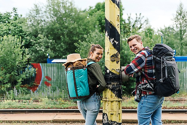 포토 JPG 주간 서양인 나무 커플 응시 여자 남자 배낭 서기 미소 사람 상반신 20대 성인 야외 두명 뒷모습 울타리 맑음 기찻길 뒤돌아보기 기다림 배낭여행 전봇대 프라하 챙모자 성인만 루지네역 국내포토 자연요소 외국인 식물 모자_잡화 시선 공공시설 뷰포인트 여행 가방 관계 모션 날씨 표정 청년 담장 역 체코 파일형식