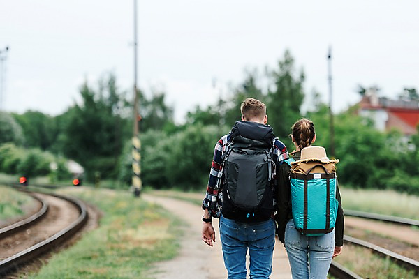 포토 자연요소 외국인 식물 모자_잡화 공공시설 뷰포인트 여행 가방 관계 모션 날씨 사람 청년 역 체코 프라하 파일형식 나무 시골 전봇대 기찻길 챙모자 배낭 걷기 손잡기 상반신 뒷모습 JPG 20대 배낭여행 서양인 커플 두명 성인 여자 남자 성인만 주간 야외 루지네역 맑음 국내포토