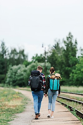 포토 JPG 주간 전신 서양인 나무 커플 여자 남자 여행 배낭 사람 20대 성인 야외 두명 뒷모습 걷기 손잡기 맑음 기찻길 들풀 배낭여행 프라하 시골길 챙모자 성인만 루지네역 국내포토 자연요소 외국인 식물 모자_잡화 길 뷰포인트 가방 관계 모션 날씨 청년 역 체코 파일형식