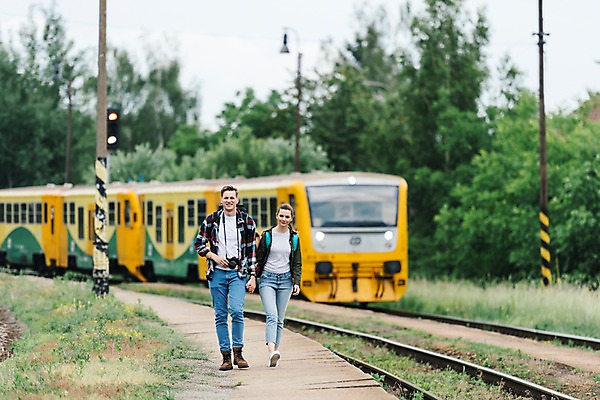 포토 JPG 주간 전신 서양인 나무 커플 여자 남자 배낭 미소 사람 20대 성인 야외 두명 앞모습 아웃포커스 걷기 카메라 손잡기 맑음 다정 기찻길 들꽃 기차 시골 잡기 잡초 들풀 배낭여행 전봇대 프라하 성인만 루지네역 국내포토 자연요소 외국인 식물 공공시설 꽃 육상교통 뷰포인트 여행 컨셉 가방 관계 모션 날씨 대중교통 촬영기법 표정 청년 전자제품 역 체코 파일형식