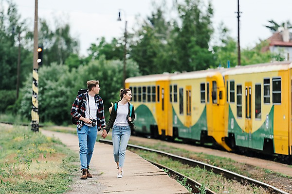 포토 JPG 주간 전신 서양인 나무 커플 응시 여자 남자 배낭 들기 사람 20대 성인 야외 두명 앞모습 아웃포커스 걷기 카메라 손잡기 맑음 다정 기찻길 기차 들풀 배낭여행 프라하 시골길 성인만 루지네역 국내포토 자연요소 외국인 식물 시선 길 육상교통 뷰포인트 여행 컨셉 가방 관계 모션 날씨 대중교통 촬영기법 청년 전자제품 역 체코 파일형식