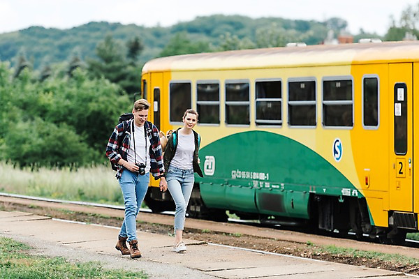 포토 JPG 주간 전신 서양인 나무 커플 여자 남자 여행 배낭 들기 사람 20대 성인 야외 두명 옆모습 아웃포커스 걷기 카메라 손잡기 맑음 다정 기찻길 기차 숲 들풀 배낭여행 프라하 성인만 루지네역 국내포토 자연요소 외국인 식물 육상교통 뷰포인트 컨셉 가방 관계 모션 날씨 대중교통 촬영기법 청년 전자제품 역 체코 파일형식