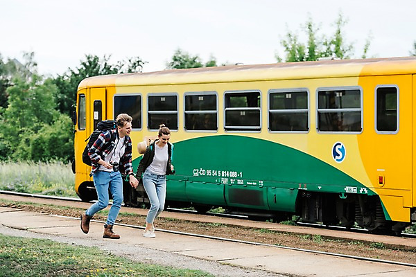 포토 JPG 주간 전신 서양인 커플 응시 여자 남자 여행 배낭 미소 들기 사람 20대 성인 야외 두명 옆모습 달리기 카메라 손잡기 맑음 다정 기찻길 기차 배낭여행 프라하 성인만 루지네역 국내포토 자연요소 외국인 시선 육상교통 뷰포인트 컨셉 가방 관계 모션 날씨 대중교통 표정 청년 전자제품 역 체코 파일형식