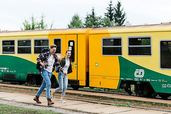 포토 JPG 주간 전신 서양인 커플 여자 남자 여행 배낭 미소 들기 사람 20대 성인 야외 두명 옆모습 달리기 카메라 맑음 기차 즐거움 배낭여행 프라하 성인만 루지네역 국내포토 자연요소 외국인 감정 육상교통 뷰포인트 가방 관계 모션 날씨 대중교통 표정 청년 전자제품 역 체코 파일형식