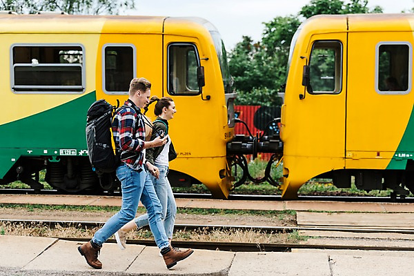 포토 JPG 주간 전신 서양인 커플 여자 남자 여행 배낭 미소 사람 20대 성인 야외 두명 옆모습 달리기 손잡기 맑음 다정 기찻길 기차 배낭여행 프라하 성인만 루지네역 국내포토 자연요소 외국인 육상교통 뷰포인트 컨셉 가방 관계 모션 날씨 대중교통 표정 청년 역 체코 파일형식