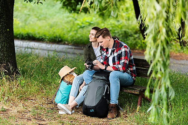 포토 JPG 주간 전신 서양인 커플 응시 여자 남자 벤치 배낭 휴식 미소 사람 앉기 20대 성인 야외 두명 옆모습 카메라 맑음 나뭇가지 들풀 배낭여행 풀숲 프라하 시골길 챙모자 성인만 루지네역 국내포토 자연요소 외국인 나무 모자_잡화 시선 길 뷰포인트 여행 컨셉 의자 가방 관계 모션 날씨 표정 청년 전자제품 역 숲 체코 파일형식