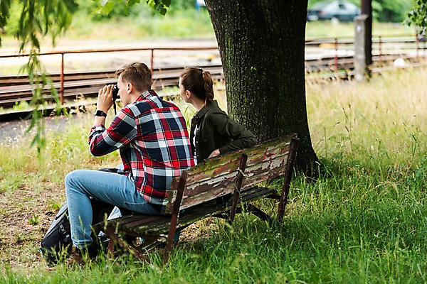 포토 JPG 주간 전신 서양인 나무 커플 응시 여자 남자 여행 벤치 휴식 사람 앉기 20대 성인 야외 두명 옆모습 카메라 맑음 사진촬영 기찻길 시골 기다림 들풀 배낭여행 프라하 성인만 루지네역 국내포토 자연요소 외국인 식물 시선 뷰포인트 컨셉 의자 관계 모션 날씨 청년 전자제품 촬영 역 체코 파일형식