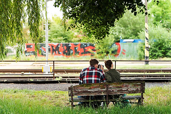 포토 JPG 주간 서양인 나무 커플 여자 남자 벤치 휴식 사람 앉기 상반신 20대 성인 야외 두명 뒷모습 카메라 맑음 사진촬영 기찻길 기다림 배낭여행 풀숲 프라하 성인만 루지네역 국내포토 자연요소 외국인 식물 뷰포인트 여행 컨셉 의자 관계 모션 날씨 청년 전자제품 촬영 역 숲 체코 파일형식