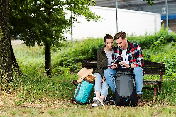 포토 JPG 주간 전신 서양인 나무 커플 응시 여자 남자 벤치 배낭 휴식 사람 앉기 20대 성인 야외 두명 앞모습 카메라 맑음 시골 배낭여행 풀숲 프라하 챙모자 성인만 루지네역 국내포토 자연요소 외국인 식물 모자_잡화 시선 뷰포인트 여행 컨셉 의자 가방 관계 모션 날씨 청년 전자제품 역 숲 체코 파일형식