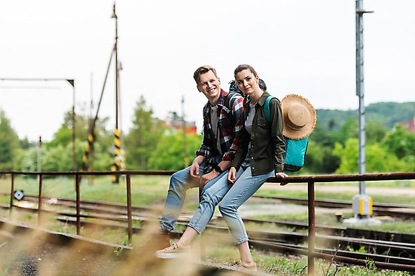 포토 자연요소 외국인 모자_잡화 시선 공공시설 뷰포인트 여행 컨셉 가방 관계 모션 날씨 촬영기법 표정 사람 청년 역 체코 프라하 파일형식 전봇대 시골 기찻길 휴식 챙모자 배낭 난간 앉기 미소 응시 옆모습 전신 JPG 20대 배낭여행 서양인 커플 두명 성인 여자 남자 성인만 주간 야외 루지네역 맑음 아웃포커스 국내포토