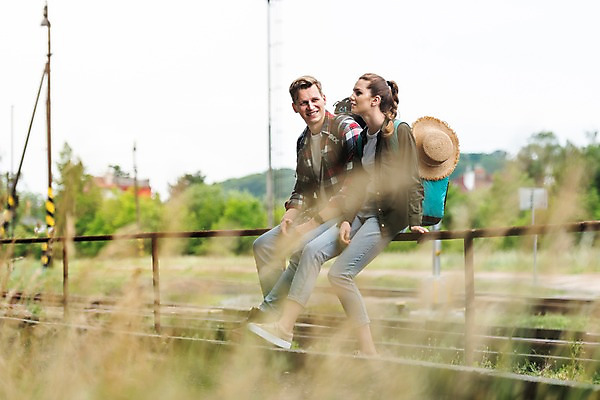 포토 JPG 주간 전신 서양인 커플 응시 여자 남자 여행 배낭 난간 미소 사람 앉기 20대 성인 야외 두명 옆모습 아웃포커스 맑음 기찻길 시골 들풀 배낭여행 프라하 챙모자 성인만 루지네역 국내포토 자연요소 외국인 모자_잡화 시선 뷰포인트 가방 관계 모션 날씨 촬영기법 표정 청년 역 체코 파일형식