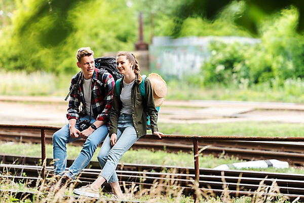 포토 자연요소 외국인 식물 모자_잡화 시선 뷰포인트 여행 컨셉 가방 관계 모션 날씨 촬영기법 표정 사람 청년 전자제품 역 체코 프라하 파일형식 휴식 미소 응시 카메라 챙모자 배낭 들풀 나무 시골 기찻길 난간 앉기 옆모습 전신 JPG 20대 배낭여행 서양인 커플 두명 성인 여자 남자 성인만 주간 야외 루지네역 맑음 아웃포커스 국내포토