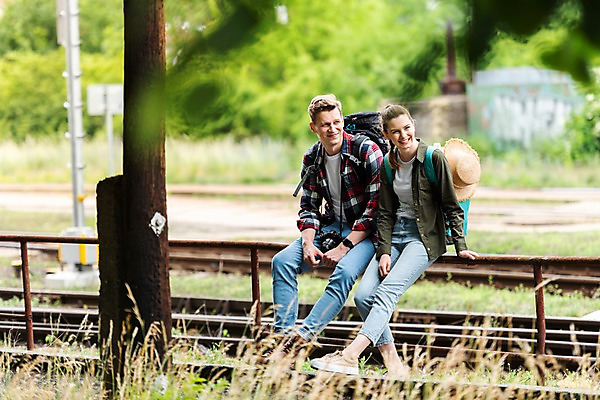 포토 JPG 주간 전신 서양인 나무 커플 응시 여자 남자 여행 배낭 난간 미소 사람 앉기 20대 성인 야외 두명 옆모습 아웃포커스 맑음 기찻길 시골 들풀 배낭여행 프라하 챙모자 성인만 루지네역 국내포토 자연요소 외국인 식물 모자_잡화 시선 뷰포인트 가방 관계 모션 날씨 촬영기법 표정 청년 역 체코 파일형식