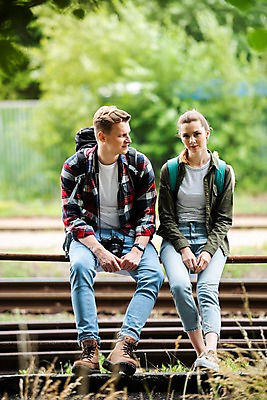 포토 JPG 주간 전신 서양인 나무 커플 응시 여자 남자 여행 배낭 난간 휴식 사람 앉기 20대 성인 야외 두명 앞모습 아웃포커스 카메라 맑음 기찻길 시골 기다림 배낭여행 프라하 성인만 루지네역 국내포토 자연요소 외국인 식물 시선 뷰포인트 컨셉 가방 관계 모션 날씨 촬영기법 청년 전자제품 역 체코 파일형식