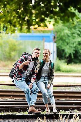 포토 JPG 주간 전신 서양인 나무 커플 응시 여자 남자 여행 배낭 난간 미소 사람 앉기 20대 성인 야외 두명 앞모습 아웃포커스 맑음 기찻길 시골 셀프카메라 즐거움 배낭여행 브이 프라하 셀카봉 성인만 루지네역 국내포토 자연요소 외국인 식물 시선 감정 뷰포인트 가방 관계 모션 날씨 촬영기법 표정 손짓 청년 사진촬영 역 체코 파일형식