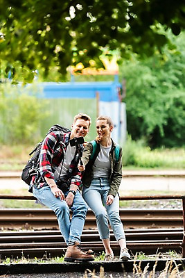 포토 JPG 주간 전신 서양인 나무 커플 응시 여자 남자 여행 배낭 난간 미소 사람 앉기 20대 성인 야외 두명 앞모습 아웃포커스 맑음 기찻길 시골 셀프카메라 즐거움 배낭여행 프라하 셀카봉 성인만 루지네역 국내포토 자연요소 외국인 식물 시선 감정 뷰포인트 가방 관계 모션 날씨 촬영기법 표정 청년 사진촬영 역 체코 파일형식