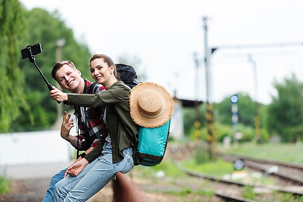 포토 JPG 주간 서양인 나무 커플 응시 여자 남자 여행 배낭 난간 미소 사람 앉기 상반신 20대 성인 야외 두명 옆모습 아웃포커스 맑음 기찻길 시골 셀프카메라 배낭여행 브이 프라하 셀카봉 챙모자 성인만 루지네역 국내포토 자연요소 외국인 식물 모자_잡화 시선 뷰포인트 가방 관계 모션 날씨 촬영기법 표정 손짓 청년 사진촬영 역 체코 파일형식