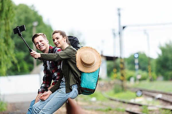 포토 JPG 주간 서양인 나무 커플 응시 여자 남자 여행 배낭 난간 미소 사람 앉기 상반신 20대 성인 야외 두명 옆모습 아웃포커스 맑음 셀프카메라 배낭여행 프라하 시골길 셀카봉 챙모자 성인만 루지네역 국내포토 자연요소 외국인 식물 모자_잡화 시선 길 뷰포인트 가방 관계 모션 날씨 촬영기법 표정 청년 사진촬영 역 체코 파일형식