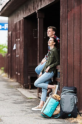 포토 JPG 주간 전신 서양인 커플 응시 여자 남자 여행 배낭 서기 미소 사람 앉기 20대 성인 야외 두명 옆모습 맑음 기댐 올려보기 기다림 배낭여행 프라하 기차역 대합실 성인만 루지네역 국내포토 자연요소 외국인 시선 뷰포인트 가방 관계 모션 날씨 표정 청년 공간 역 체코 파일형식