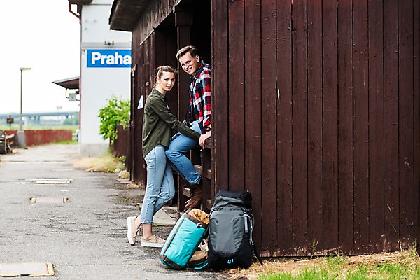 포토 JPG 주간 전신 서양인 커플 응시 여자 남자 여행 배낭 서기 미소 사람 앉기 20대 성인 야외 두명 옆모습 맑음 기다림 배낭여행 프라하 기차역 대합실 성인만 루지네역 국내포토 자연요소 외국인 시선 뷰포인트 가방 관계 모션 날씨 표정 청년 공간 역 체코 파일형식