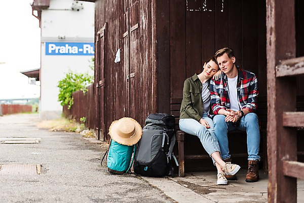 포토 JPG 주간 전신 서양인 커플 여자 남자 여행 벤치 배낭 사람 앉기 20대 성인 야외 두명 앞모습 눈감음 맑음 기댐 기다림 배낭여행 프라하 기차역 대합실 챙모자 성인만 루지네역 국내포토 자연요소 외국인 모자_잡화 뷰포인트 의자 가방 관계 모션 날씨 청년 공간 역 체코 파일형식