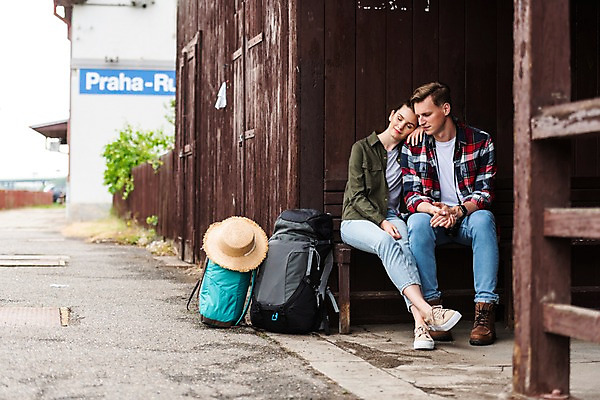 포토 JPG 주간 전신 서양인 커플 여자 남자 여행 벤치 배낭 사람 앉기 20대 성인 야외 두명 앞모습 눈감음 맑음 기댐 기다림 배낭여행 프라하 기차역 대합실 챙모자 성인만 루지네역 국내포토 자연요소 외국인 모자_잡화 뷰포인트 의자 가방 관계 모션 날씨 청년 공간 역 체코 파일형식