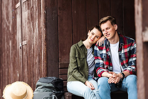 포토 JPG 주간 서양인 커플 응시 여자 남자 벤치 배낭 미소 사람 앉기 상반신 20대 성인 야외 두명 앞모습 기다림 배낭여행 프라하 기차역 대합실 챙모자 성인만 루지네역 국내포토 자연요소 외국인 모자_잡화 시선 뷰포인트 여행 의자 가방 관계 모션 표정 청년 공간 역 체코 파일형식