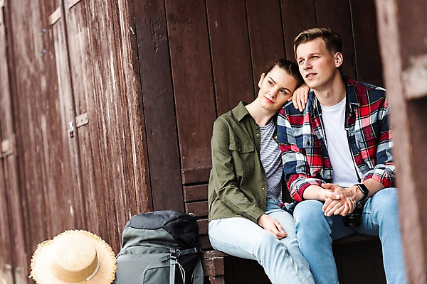 포토 JPG 주간 서양인 커플 응시 여자 남자 여행 벤치 배낭 사람 앉기 상반신 20대 성인 야외 두명 앞모습 기댐 기다림 배낭여행 프라하 기차역 대합실 챙모자 성인만 루지네역 국내포토 자연요소 외국인 모자_잡화 시선 뷰포인트 의자 가방 관계 모션 청년 공간 역 체코 파일형식