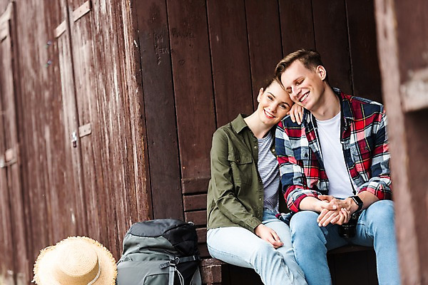 포토 JPG 주간 서양인 커플 응시 여자 남자 여행 배낭 미소 사람 앉기 상반신 20대 성인 야외 두명 앞모습 기댐 기다림 배낭여행 프라하 기차역 대합실 챙모자 성인만 루지네역 국내포토 자연요소 외국인 모자_잡화 시선 뷰포인트 가방 관계 모션 표정 청년 공간 역 체코 파일형식