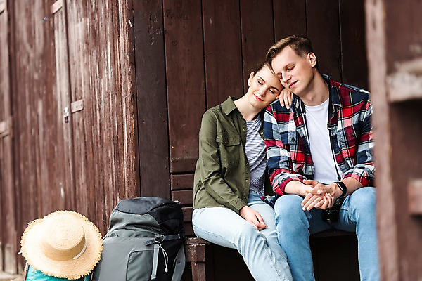 포토 JPG 주간 서양인 커플 여자 남자 여행 벤치 배낭 사람 앉기 상반신 20대 성인 야외 두명 앞모습 눈감음 기댐 기다림 배낭여행 프라하 기차역 대합실 챙모자 성인만 루지네역 국내포토 자연요소 외국인 모자_잡화 뷰포인트 의자 가방 관계 모션 청년 공간 역 체코 파일형식