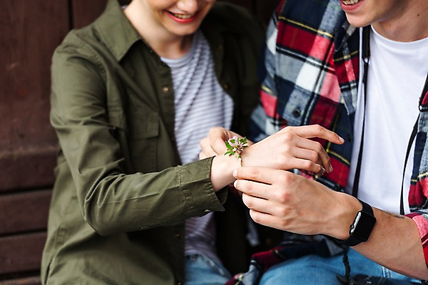 포토 자연요소 외국인 시선 꽃 감정 뷰포인트 여행 장신구 관계 모션 촬영기법 표정 사람 청년 공간 역 체코 프라하 파일형식 아웃포커스 선물 사랑 기차역 대합실 앉기 응시 미소 들꽃 팔찌 앞모습 상반신 JPG 20대 배낭여행 서양인 커플 두명 성인 여자 남자 성인만 주간 야외 루지네역 국내포토