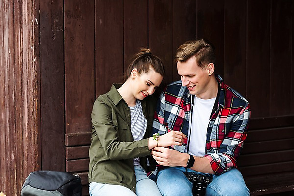 포토 JPG 주간 서양인 커플 응시 여자 남자 배낭 팔찌 선물 사랑 미소 사람 앉기 상반신 20대 성인 야외 두명 앞모습 다정 들꽃 배낭여행 프라하 기차역 대합실 성인만 루지네역 국내포토 자연요소 외국인 시선 꽃 감정 뷰포인트 여행 컨셉 가방 장신구 관계 모션 표정 청년 공간 역 체코 파일형식