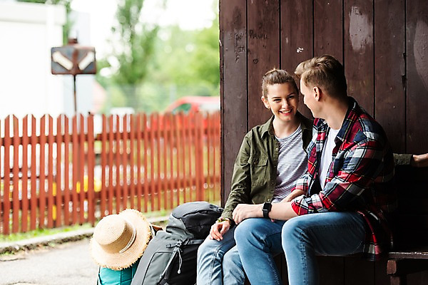 포토 JPG 주간 서양인 커플 여자 남자 배낭 사랑 미소 사람 앉기 상반신 20대 성인 야외 두명 앞모습 울타리 마주보기 맑음 배낭여행 프라하 기차역 대합실 챙모자 성인만 루지네역 국내포토 자연요소 외국인 모자_잡화 감정 뷰포인트 여행 가방 관계 모션 날씨 표정 청년 담장 공간 역 체코 파일형식