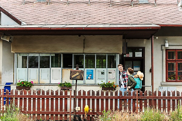 포토 JPG 주간 전신 서양인 커플 여자 남자 배낭 대화 미소 사람 20대 성인 야외 두명 옆모습 울타리 마주보기 걷기 맑음 들풀 배낭여행 프라하 기차역 챙모자 성인만 루지네역 국내포토 자연요소 외국인 모자_잡화 뷰포인트 여행 가방 관계 모션 날씨 표정 말하기 청년 담장 역 체코 파일형식