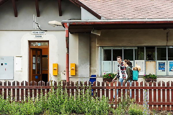 포토 JPG 주간 전신 서양인 커플 여자 남자 배낭 대화 미소 사람 20대 성인 야외 두명 옆모습 울타리 문 걷기 맑음 들풀 배낭여행 프라하 기차역 성인만 루지네역 국내포토 자연요소 외국인 뷰포인트 여행 가방 관계 모션 날씨 표정 말하기 청년 담장 역 체코 파일형식