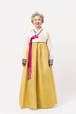 포토 JPG 스튜디오촬영 전신 한국전통 전통 여자 노년 할머니 모션 실내 한명 서기 웃음 앞모습 한국인 60대 한복 노인여자한명만 국내포토 1 뷰포인트 한국 표정 사람 동양인 성인 내부 전통의상 여자한명만 노인여자만 파일형식