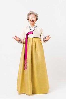 포토 JPG 스튜디오촬영 전신 한국전통 전통 여자 명절 노년 할머니 모션 팔벌리기 실내 한명 서기 웃음 손짓 앞모습 한국인 60대 한복 노인여자한명만 국내포토 1 기념일 뷰포인트 한국 표정 사람 동양인 성인 내부 전통의상 여자한명만 노인여자만 파일형식