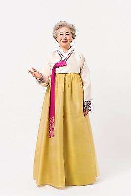 포토 JPG 스튜디오촬영 전신 한국전통 전통 여자 명절 노년 할머니 모션 실내 한명 서기 웃음 손짓 앞모습 한국인 가리킴 60대 한복 노인여자한명만 국내포토 1 기념일 뷰포인트 한국 표정 사람 동양인 성인 내부 전통의상 여자한명만 노인여자만 파일형식