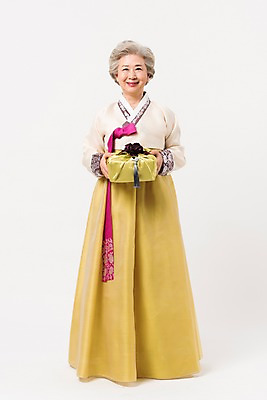 포토 JPG 스튜디오촬영 전신 한국전통 전통 여자 명절 노년 할머니 모션 실내 선물 한명 서기 웃음 들기 앞모습 설날 추석 한국인 60대 한복 감사 추석선물 노인여자한명만 설선물 국내포토 1 기념일 감정 뷰포인트 한국 표정 사람 동양인 성인 내부 전통의상 여자한명만 노인여자만 파일형식 명절선물