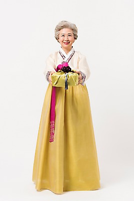 포토 JPG 스튜디오촬영 전신 한국전통 전통 여자 명절 노년 할머니 모션 실내 선물 한명 서기 웃음 들기 앞모습 설날 추석 한국인 60대 한복 주기 감사 추석선물 노인여자한명만 설선물 국내포토 1 기념일 감정 뷰포인트 한국 표정 사람 동양인 성인 내부 전통의상 여자한명만 노인여자만 파일형식 명절선물