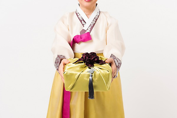 포토 JPG 스튜디오촬영 한국전통 전통 여자 명절 노년 할머니 모션 실내 선물 한명 서기 웃음 들기 상반신 앞모습 신체부위 설날 추석 한국인 60대 한복 주기 감사 추석선물 노인여자한명만 설선물 국내포토 1 기념일 감정 뷰포인트 한국 표정 사람 동양인 성인 내부 전통의상 여자한명만 노인여자만 파일형식 명절선물