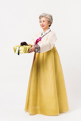 포토 JPG 스튜디오촬영 전신 한국전통 전통 응시 여자 명절 노년 할머니 모션 실내 선물 한명 서기 웃음 들기 옆모습 설날 추석 한국인 60대 한복 주기 감사 추석선물 노인여자한명만 설선물 국내포토 1 시선 기념일 감정 뷰포인트 한국 표정 사람 동양인 성인 내부 전통의상 여자한명만 노인여자만 파일형식 명절선물