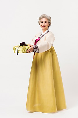 포토 JPG 스튜디오촬영 전신 한국전통 전통 여자 명절 노년 할머니 모션 실내 선물 한명 서기 웃음 들기 옆모습 설날 추석 한국인 60대 한복 주기 감사 추석선물 노인여자한명만 설선물 국내포토 1 기념일 감정 뷰포인트 한국 표정 사람 동양인 성인 내부 전통의상 여자한명만 노인여자만 파일형식 명절선물