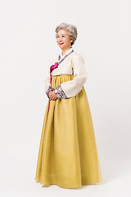 포토 JPG 스튜디오촬영 전신 한국전통 전통 응시 여자 노년 할머니 모션 실내 한명 서기 웃음 옆모습 한국인 60대 한복 손모으기 노인여자한명만 국내포토 1 시선 뷰포인트 한국 표정 사람 동양인 손짓 성인 내부 전통의상 여자한명만 노인여자만 파일형식