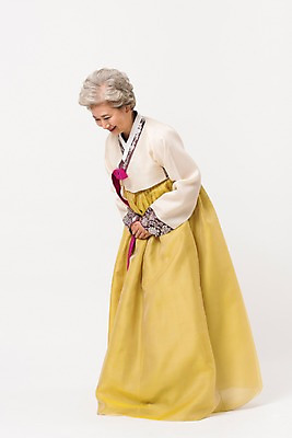 포토 JPG 스튜디오촬영 전신 한국전통 전통 여자 노년 할머니 모션 실내 한명 서기 웃음 옆모습 한국인 인사 60대 한복 손모으기 노인여자한명만 국내포토 1 뷰포인트 한국 표정 사람 동양인 손짓 성인 내부 예절 전통의상 여자한명만 노인여자만 파일형식