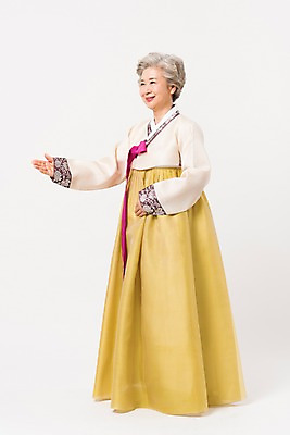 포토 JPG 스튜디오촬영 전신 한국전통 전통 응시 여자 명절 노년 할머니 모션 실내 한명 서기 웃음 손짓 옆모습 한국인 가리킴 60대 한복 노인여자한명만 국내포토 1 시선 기념일 뷰포인트 한국 표정 사람 동양인 성인 내부 전통의상 여자한명만 노인여자만 파일형식